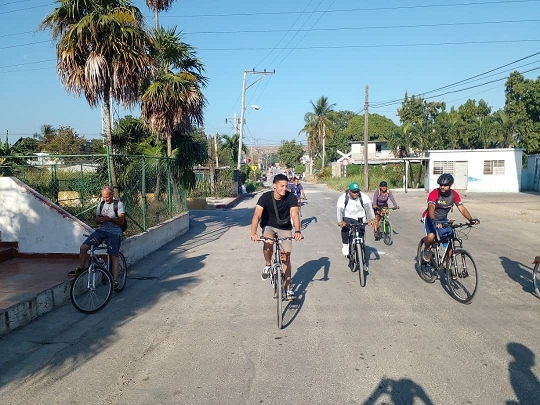 Dejando atrás la ciclovía para entrar en Boyeros. Dejando atrás la ciclovía para entrar en Boyeros.